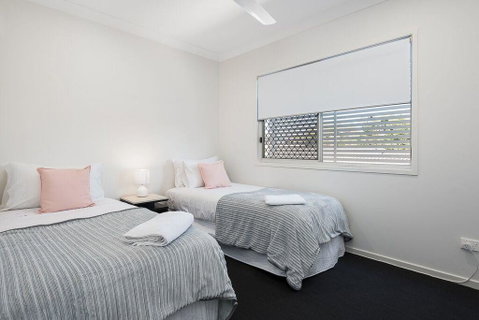 Luxury Home Close To Sleemans, QE2 Hospital & Griffith Uni - Australia Accommodation 3