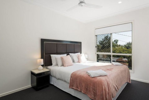 Luxury Home Close To Sleemans, QE2 Hospital & Griffith Uni - Australia Accommodation 2