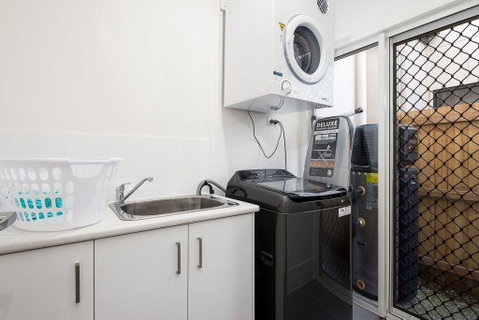 Luxury Home Close To Sleemans, QE2 Hospital & Griffith Uni - Australia Accommodation 1