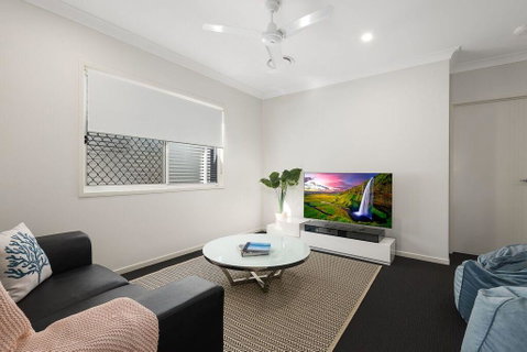 Luxury Home Close To Sleemans, QE2 Hospital & Griffith Uni - Australia Accommodation 0
