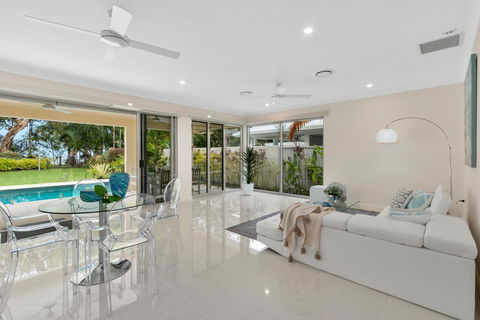 Luxury Living On The Beachfront - Australia Accommodation 3