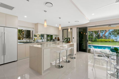 Luxury Living On The Beachfront - Australia Accommodation 2