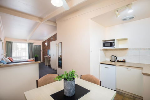Mid City Motel And Apartments - Australia Accommodation 2