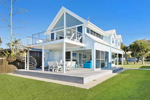 Middle Rock Beach House - Beach Front, Lake Cathie - Australia Accommodation 2