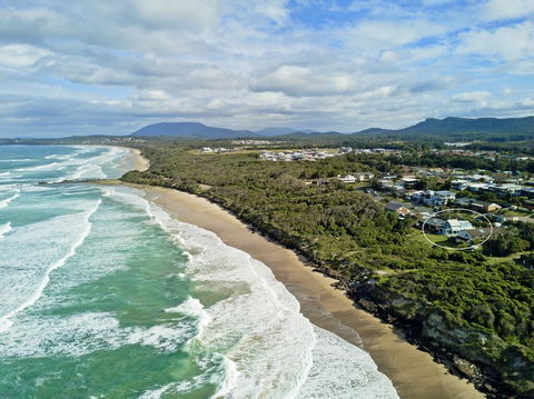 Middle Rock Beach House - Beach Front, Lake Cathie - Australia Accommodation 3
