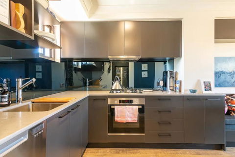 Modern 1 Bedroom Apartment In The Italian Forum - Australia Accommodation 2