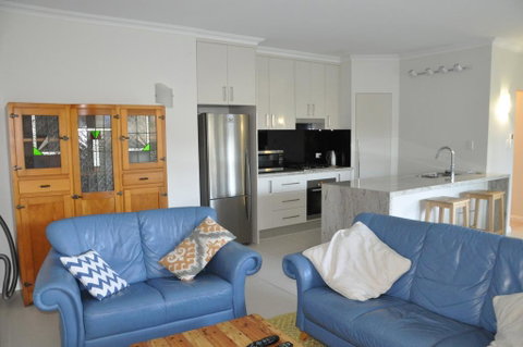 MODERN 3 BEDROOM APARTMENT IN TRADITIONAL QUEENSLANDER , PATIO, LEAFY YARD, POOL - Australia Accommodation 3