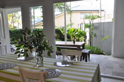 MODERN 3 BEDROOM APARTMENT IN TRADITIONAL QUEENSLANDER , PATIO, LEAFY YARD, POOL - Australia Accommodation 1