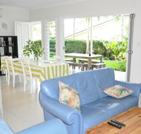 MODERN 3 BEDROOM APARTMENT IN TRADITIONAL QUEENSLANDER  PATIO LEAFY YARD POOL - Australia Accommodation