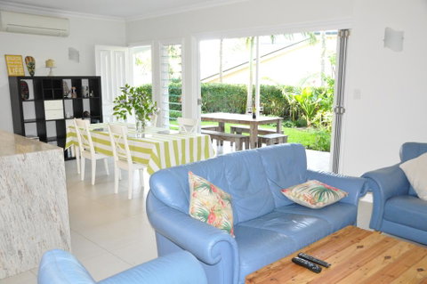 MODERN 3 BEDROOM APARTMENT IN TRADITIONAL QUEENSLANDER , PATIO, LEAFY YARD, POOL - Australia Accommodation 0