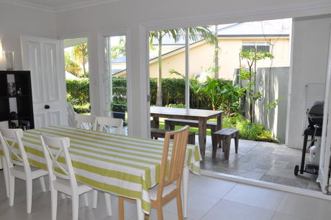 MODERN 3 BEDROOM APARTMENT IN TRADITIONAL QUEENSLANDER , PATIO, LEAFY YARD, POOL - Australia Accommodation 2