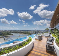 Modern Apartment in South Brisbane Infinity Pool - Australia Accommodation