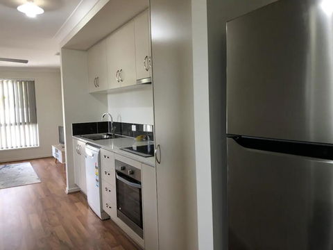 Modern Unit Near To Surfers Paradise - Australia Accommodation 3