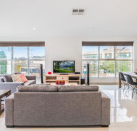 Modern Unit With Balconies Near Melbourne Airport - Australia Accommodation