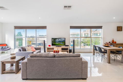 Modern Unit With Balconies Near Melbourne Airport - Australia Accommodation 0