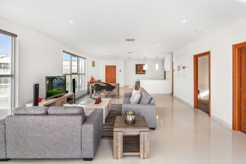 Modern Unit With Balconies Near Melbourne Airport - Australia Accommodation 2