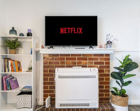 Moonah House-10 Mins To CBD & MONA, 4BR, 2 BATH, Great View, Park 3 Cars, Sleep 11, King Bed, En-suite - Australia Accommodation 3