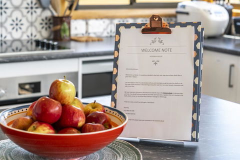 Moonah House-10 Mins To CBD & MONA, 4BR, 2 BATH, Great View, Park 3 Cars, Sleep 11, King Bed, En-suite - Australia Accommodation 2