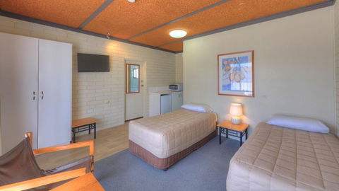 Motel Meneres - Australia Accommodation 2