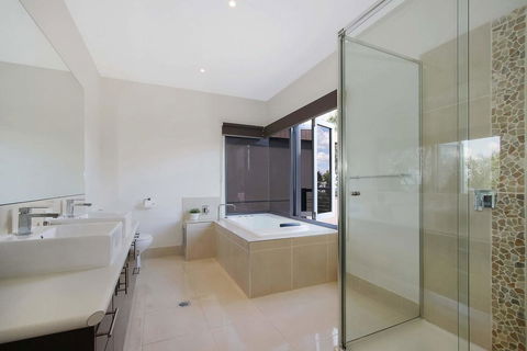 Mulwala Lakeside Townhouse #2 - Australia Accommodation 2