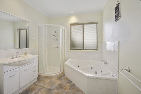 NELSON COVE 2 - Townhouse A Short Walk To Town - Australia Accommodation 3