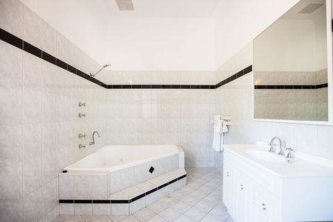 Captain Stirling Hotel - Australia Accommodation 26