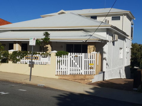 Stirling Apartments - Studio 1 - Australia Accommodation 2