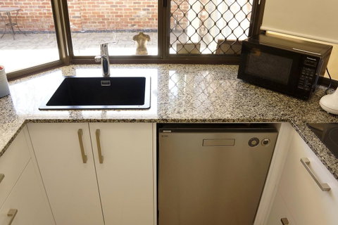 Suffolk House - Australia Accommodation 11