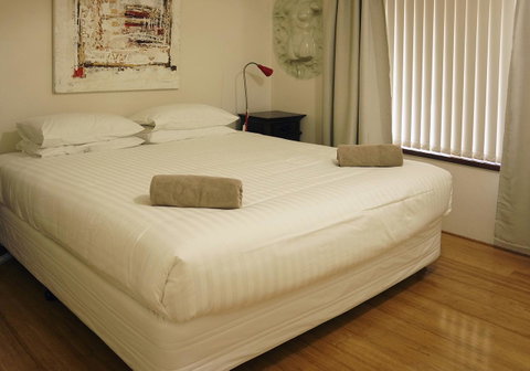 Suffolk House - Australia Accommodation 12