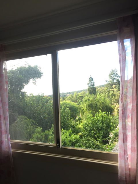 Bright & Beautiful Home On The Hills! - Australia Accommodation 19