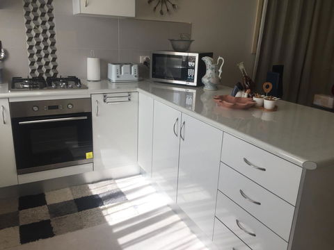 Bright & Beautiful Home On The Hills! - Australia Accommodation 13