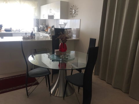 Bright & Beautiful Home On The Hills! - Australia Accommodation 10