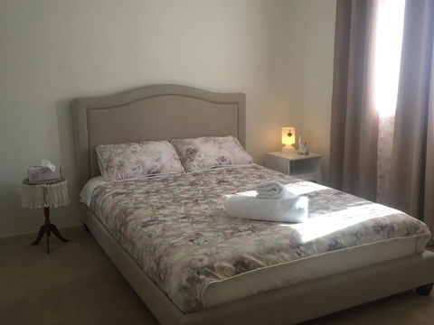 Bright & Beautiful Home On The Hills! - Australia Accommodation 17