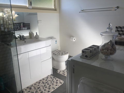Bright & Beautiful Home On The Hills! - Australia Accommodation 22