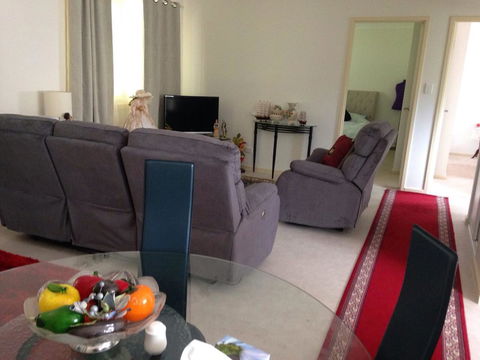Bright & Beautiful Home On The Hills! - Australia Accommodation 8