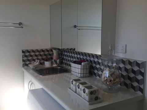 Bright & Beautiful Home On The Hills! - Australia Accommodation 23