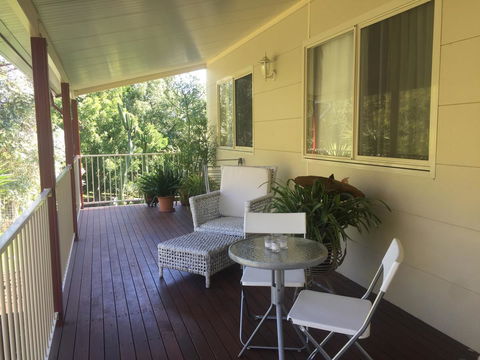 Bright & Beautiful Home On The Hills! - Australia Accommodation 3