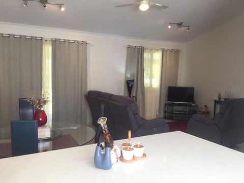 Bright & Beautiful Home On The Hills! - Australia Accommodation 11