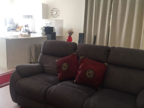 Bright & Beautiful Home On The Hills! - Australia Accommodation 7