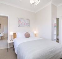 Light bright quality river views Free parking - Australia Accommodation