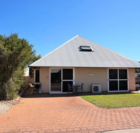 Osprey Holiday Village Unit 103/1 Bed - Perfect short stay apartment with King size bed - Australia Accommodation