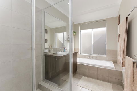 Perth Comfy Stays - Australia Accommodation 39