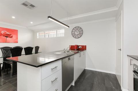 Perth Comfy Stays - Australia Accommodation 14