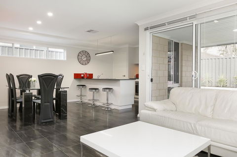 Perth Comfy Stays - Australia Accommodation 23
