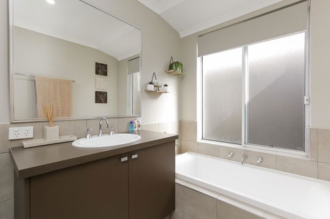 Perth Comfy Stays - Australia Accommodation 38