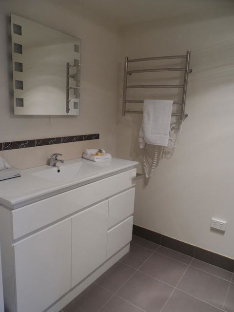Commodore Regent - Australia Accommodation 24