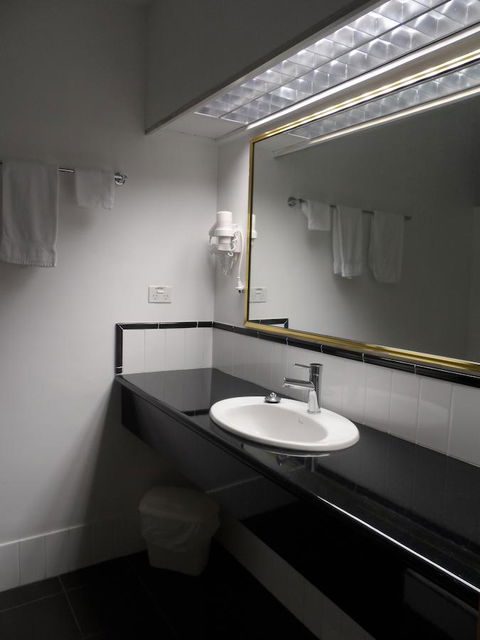 Commodore Regent - Australia Accommodation 23