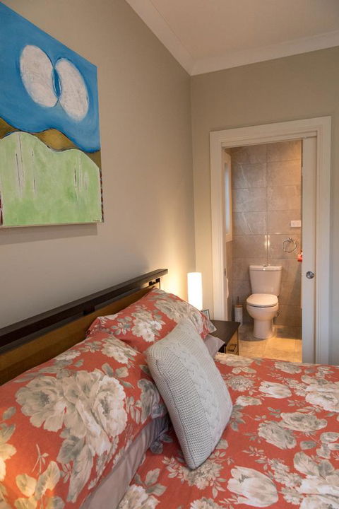 Mountain Blue Guest House - Australia Accommodation 12