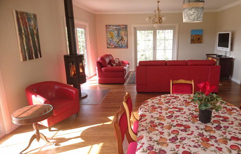 Mountain Blue Guest House - Australia Accommodation 10