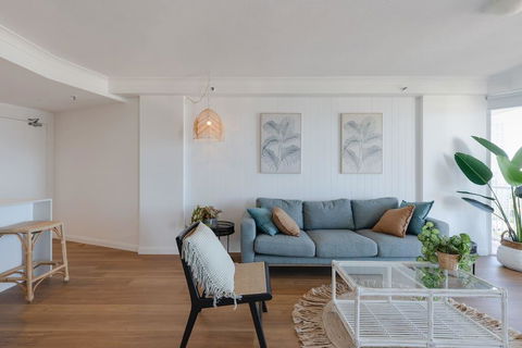 NEW Beautiful 1 Bedroom Beach Views Broadbeach - Australia Accommodation 1